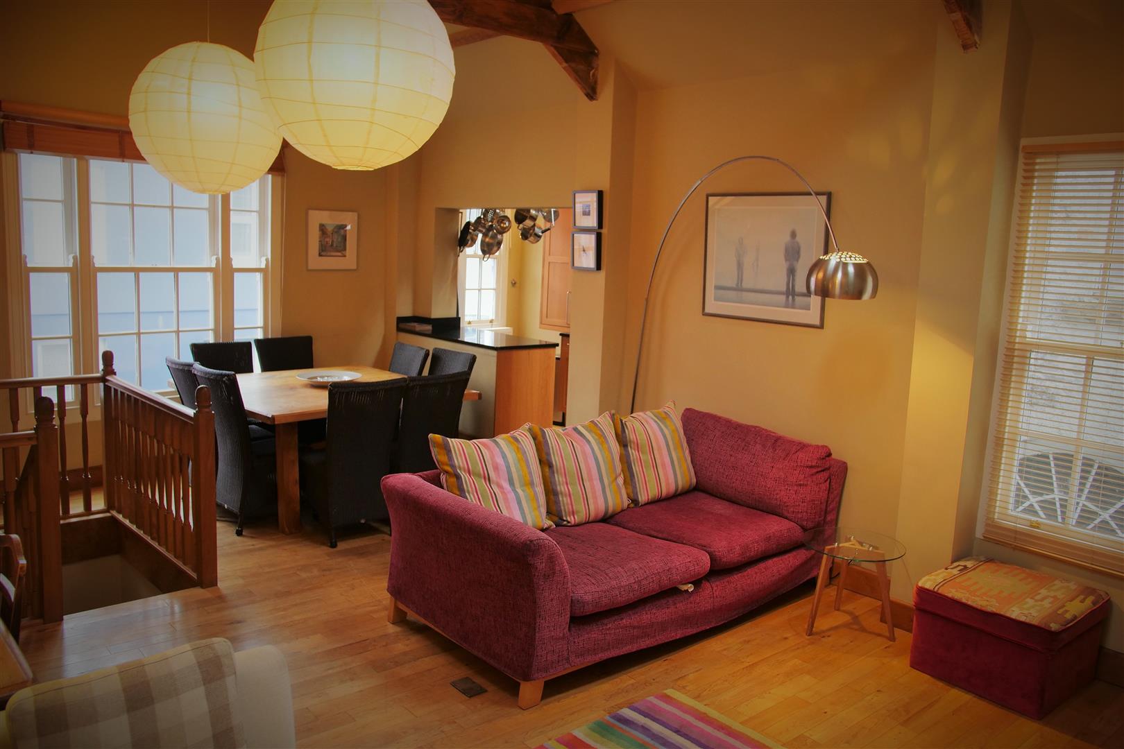 LOUNGE/DINING ROOM